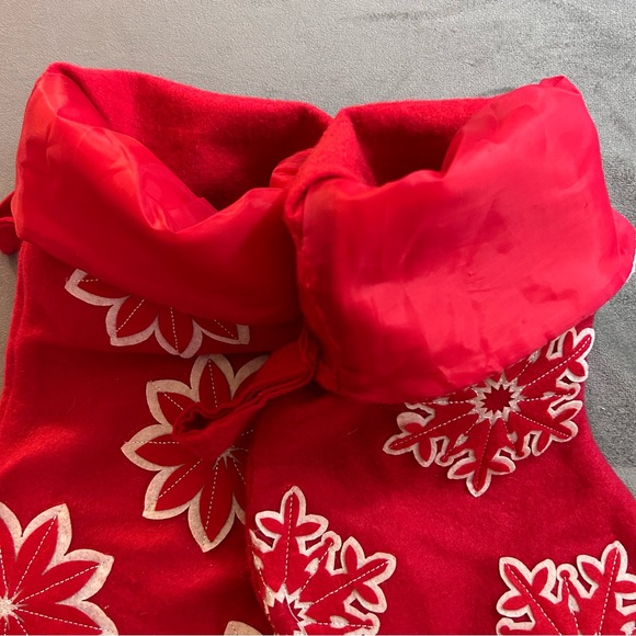 A pair of Christmas hanging stockings (snowflake, poinsettia) - Picture 9 of 9